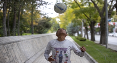 Meksikalı gezgin Nieto, kafasında futbol topuyla ülke ülke pedal çeviriyor