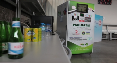 Meslek liseliler atıkları ayrıştırıp tanımlı karta para yükleyebilen makine üretti