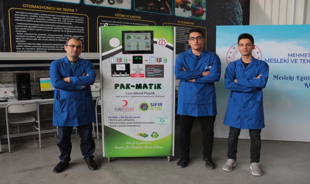 Meslek liseliler atıkları ayrıştırıp tanımlı karta para yükleyebilen makine üretti