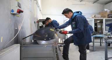 Meslek lisesi öğrencileri okulların ihtiyacı için basketbol potası üretiyor