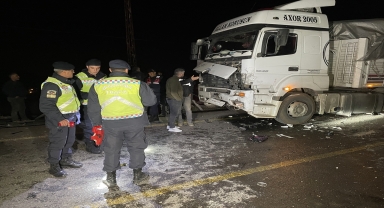 Nevşehir'de art arda iki tırla çarpışan hafif ticari aracın sürücüsü öldü