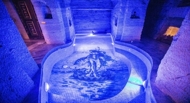 Nevşehir'de kayadan oyma oteldeki havuzların zeminini ünlülerin mozaikleri süslüyor