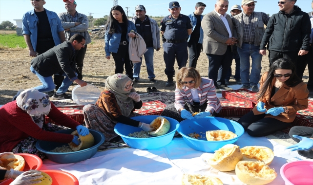 Nevşehir Valisi Becel, kadınlarla kabak çekirdeği ayıkladı