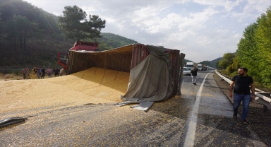 Niğde-Adana kara yolunda devrilen tır ulaşımı aksattı