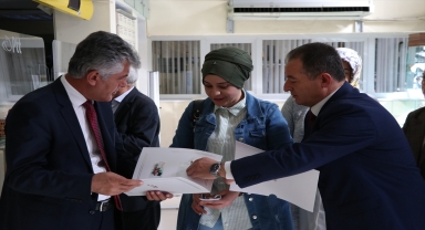 Niğde'de PTT şubesine gelen 182. müşteriye pul koleksiyonu hediye edildi