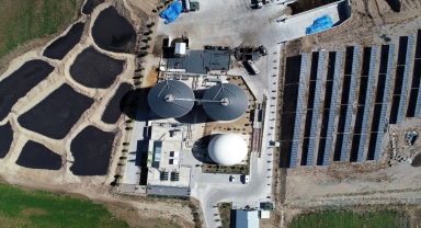 Organik atıkları elektrik enerjisine dönüştüren tesiste elde edilen gübre çiftçiye dağıtılıyor