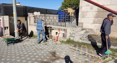 Park halindeki iş makinesi yokuş aşağı hareket ederek duvara çarptı