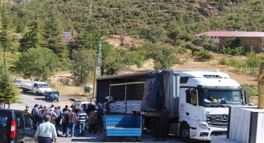 Sarıveliler Kaymakamı Mehmet Bircan çiftçilere gübre dağıttı