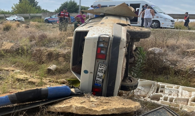 Serik'te iki otomobilin çarpıştığı kazada 3 kişi yaralandı