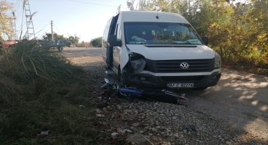 Serik'te minibüsle çarpışan motosikletin sürücüsü yaralandı