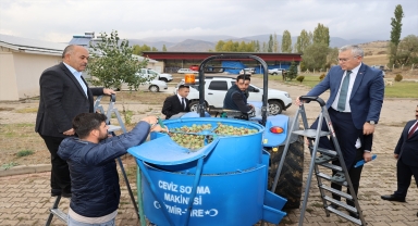 Sivas'ta bir çiftçinin kurduğu 31 bin ceviz ağacı bulunan bahçede ilk hasat yapıldı