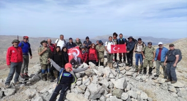 Sivas'ta dağcılar Yılanlı Dağı'nın zirvesine tırmandı