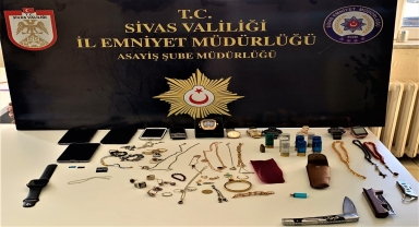 Sivas'ta evlerden hırsızlık yaptıkları iddiasıyla 2 şüpheli tutuklandı