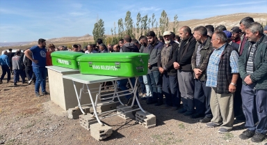 Sivas'ta evlerinde ölü bulunan çiftin cenazeleri toprağa verildi 