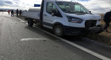Sivas’ta kamyonet ile çarpışan otomobildeki 2 kişi yaralandı