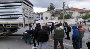 Sivas'ta kamyonetle çarpışan motosikletteki 2 kişi yaralandı
