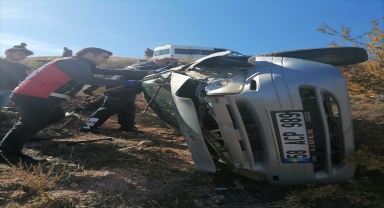 Sivas'ta otomobilin devrilmesi sonucu 3 kişi yaralandı