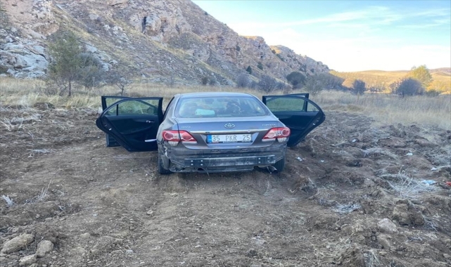 Sivas'ta şarampole devrilen otomobildeki 3 kişi yaralandı