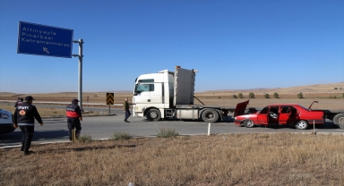 Sivas'ta tırla çarpışan otomobildeki biri çocuk, 3 kişi yaralandı