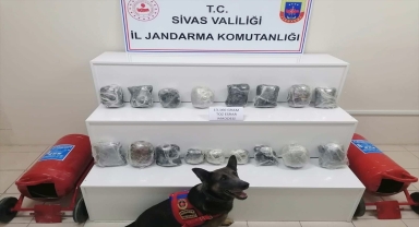 Sivas'ta yangın tüplerinin içine gizlenmiş 13 kilo 160 gram esrar ele geçirildi