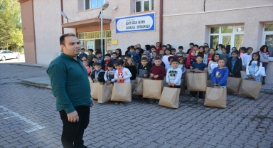 Suşehri'nde iş insanı öğrencilere kırtasiye ve giysi hediye etti