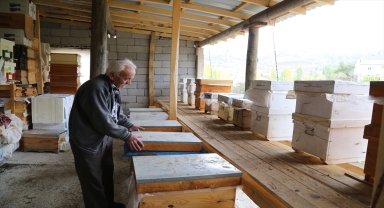 Toroslarda 40 yıldır bal üreterek 7 çocuk yetiştirdi