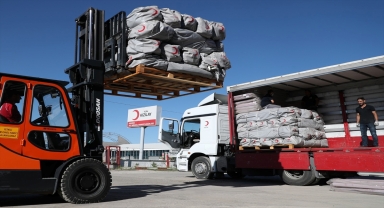 Türk Kızılay insani yardım malzemesi taşıyan 4 tırı daha Pakistan'a gönderiyor