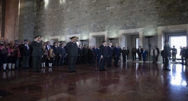 Vali Şahin, Ankara'nın başkent oluşunun 99. yılı dolayısıyla Anıtkabir'i ziyaret etti