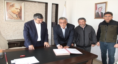 Yalıhüyük'te çiftçi kooperatifine makine ve ekipman hibesi için imza töreni yapıldı