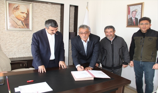 Yalıhüyük'te çiftçi kooperatifine makine ve ekipman hibesi için imza töreni yapıldı
