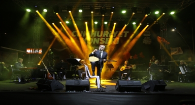 Yavuz Bingöl Konya'da Cumhuriyet Konseri verdi