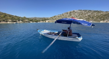 Yazma satarak aldığı kayık, ekmek teknesi oldu