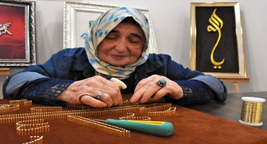 Aksaray'da 80 yaşındaki Zeynep teyze çalışma azmiyle çevresindekilere örnek oluyor