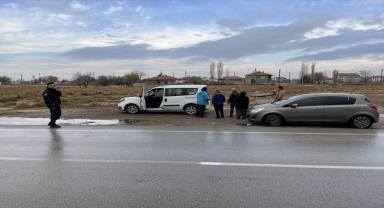 Aksaray'da otomobilin çarptığı hafif ticari araçtaki 3 sağlık çalışanı yaralandı 