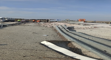 Akşehir'de devrilen tırın sürücüsü yaralandı 