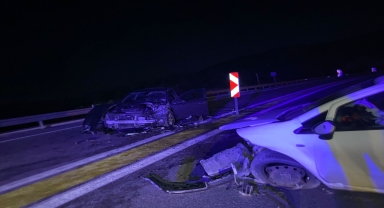 Antalya'da 2 otomobilin çarpıştığı kazada 6 kişi yaralandı