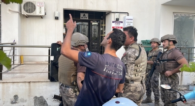 Antalya'da çocuğunu zorla alıkoyan baba, polisin ikna etmesiyle teslim oldu