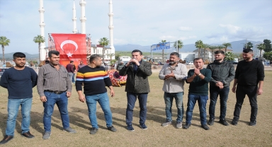 Antalya'da güreşecek develere havut giydirildi