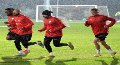 Antalyaspor, 10 günlük iznin ardından yağmur altında çalıştı 