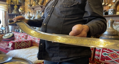 Antika koleksiyonunu oto tamirhanesinde sergiliyor