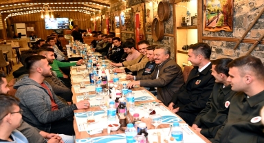 Belediye Başkanı Tutal, askere gidecek gençlerle yemekte buluştu