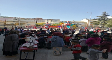 Beyşehir'de öğrenci ve velilere sıcak süt dağıtıldı