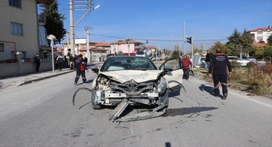 Burdur’da otomobil ile motosikletin çarpıştığı kazada iki kişi ağır yaralandı