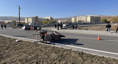 Çankırı'da otomobil ile triportörün çarpışması sonucu 3 kişi yaralandı