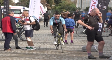 Doğuştan engelli genç, para bisiklette başarıya protez bacaklarla ulaştı