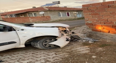 Eskişehir'de duvara çarpan hafif ticari aracın sürücüsü öldü