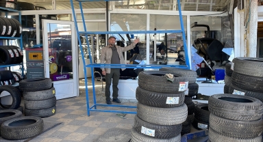 Eskişehir'de kontrolden çıkan araç lastikçi dükkanına girdi