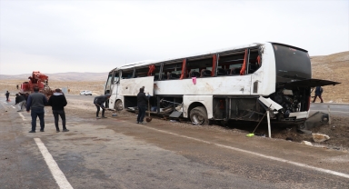 GÜNCELLEME - Sivas'ta otobüs devrildi, 2 kişi öldü, 30 kişi yaralandı