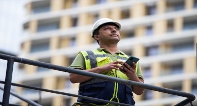 Gündüz inşaatta akşam sahnede