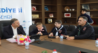 İzcilik kulübü üyelerinden Çubuk Belediye Başkanı Demirbaş'a ziyaret